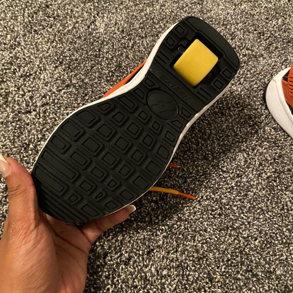 Girls heelys skate shoes. Worn once. Size youth 2 - Picture 2 of 4